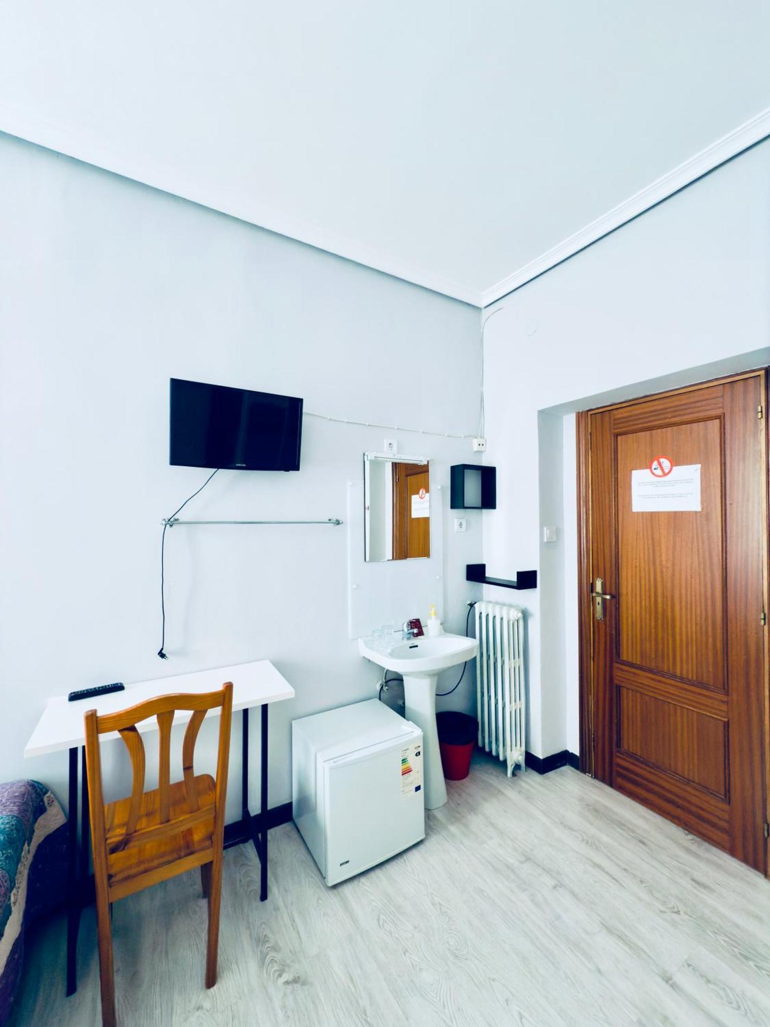 Hostal Conde De Alba Мадрид Экстерьер фото