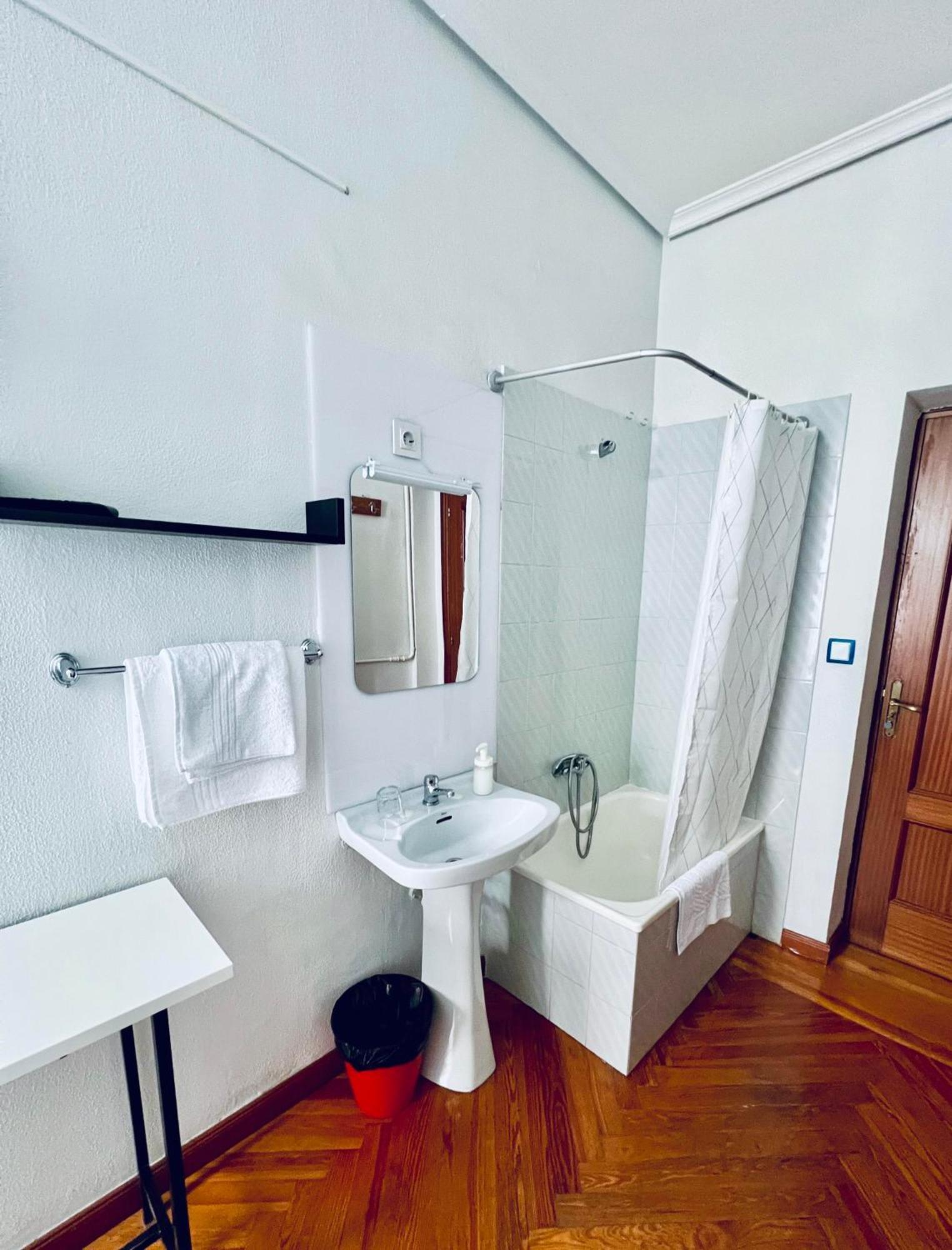 Hostal Conde De Alba Мадрид Экстерьер фото
