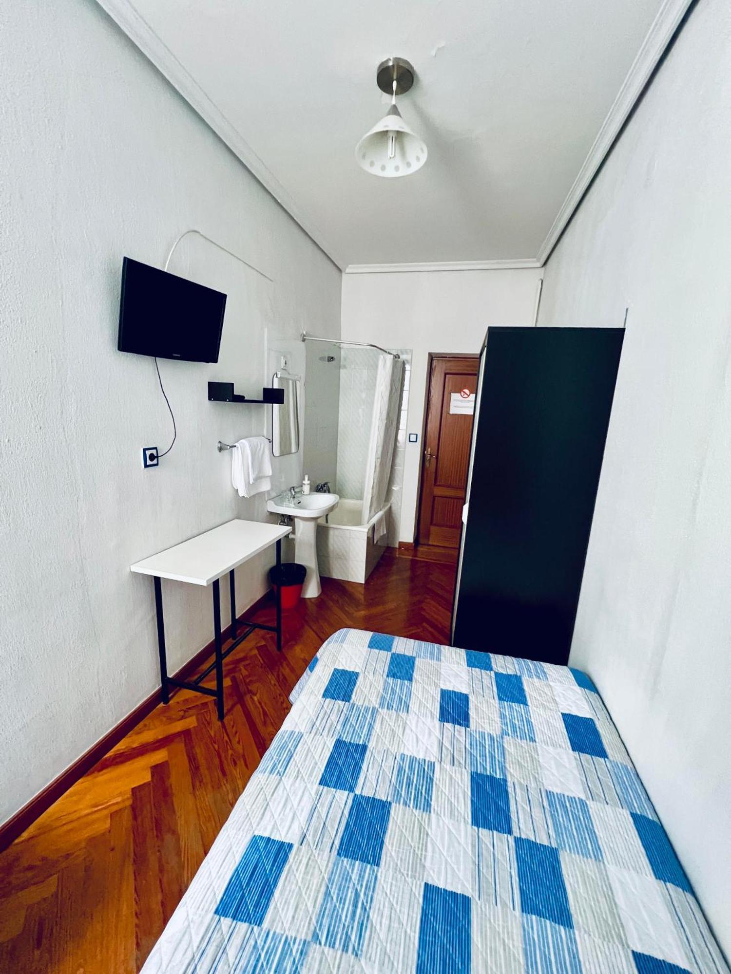 Hostal Conde De Alba Мадрид Экстерьер фото