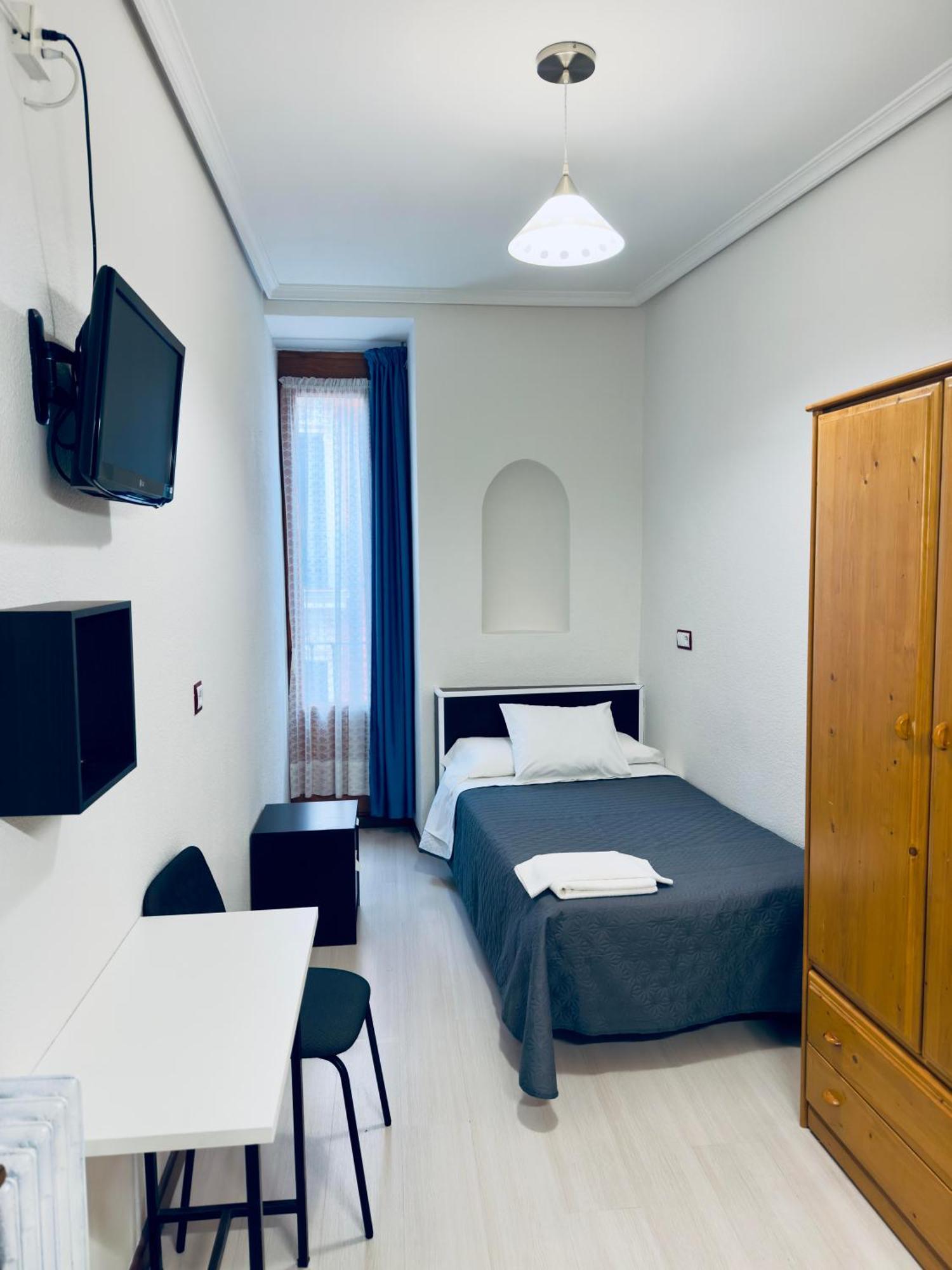 Hostal Conde De Alba Мадрид Экстерьер фото