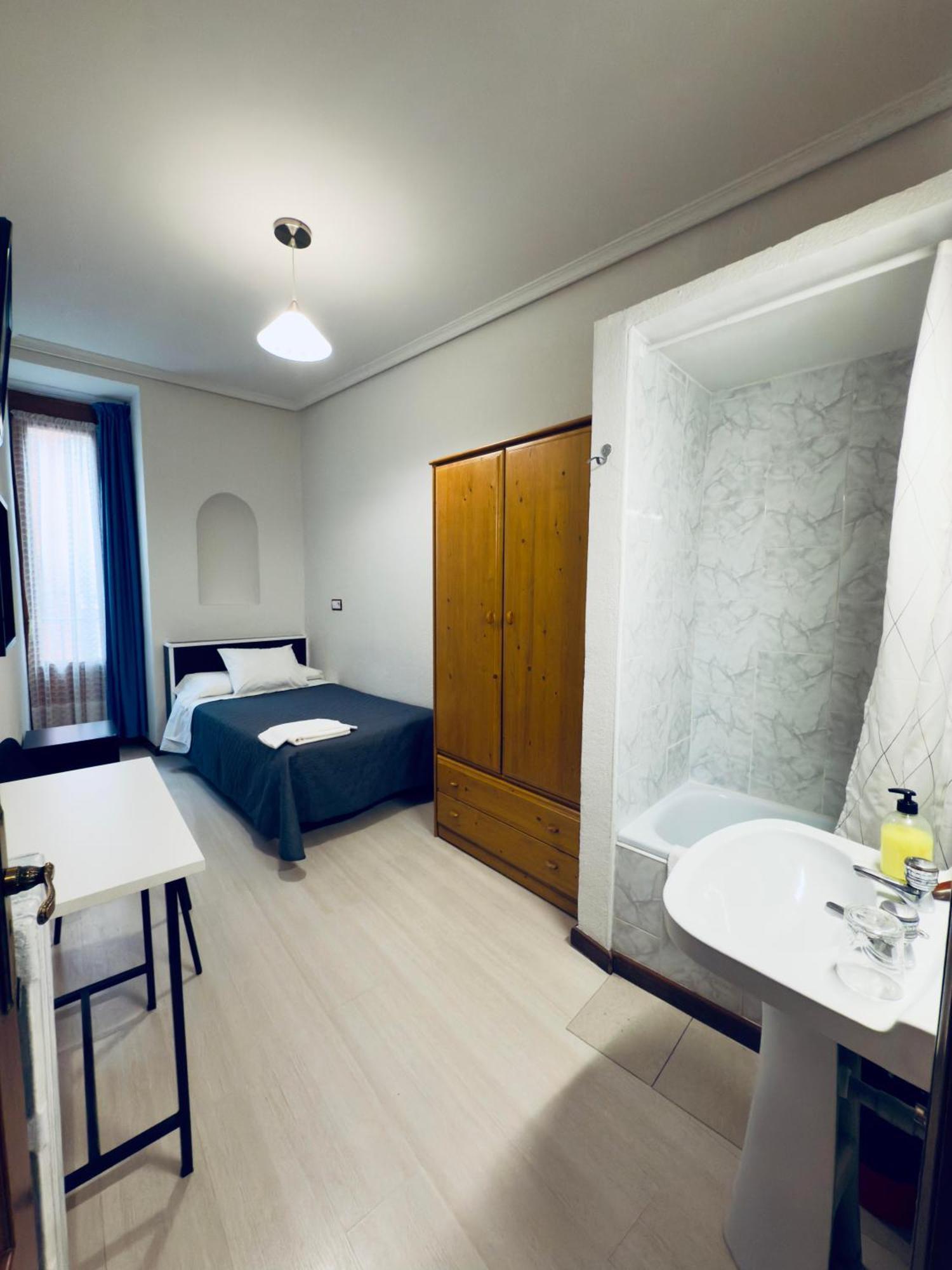 Hostal Conde De Alba Мадрид Экстерьер фото
